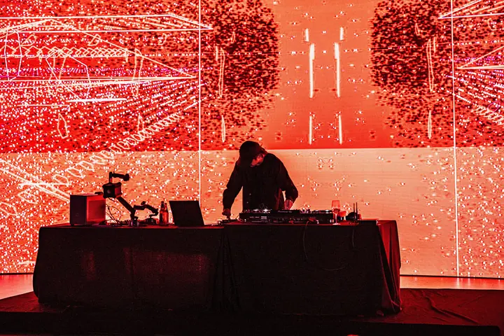 Daito Manabe “Phase Forms”(2025)