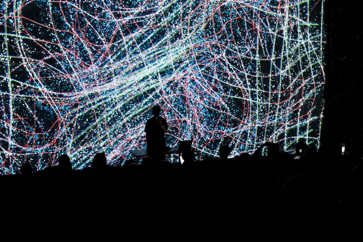 Daito Manabe “Phase Forms”(2025)