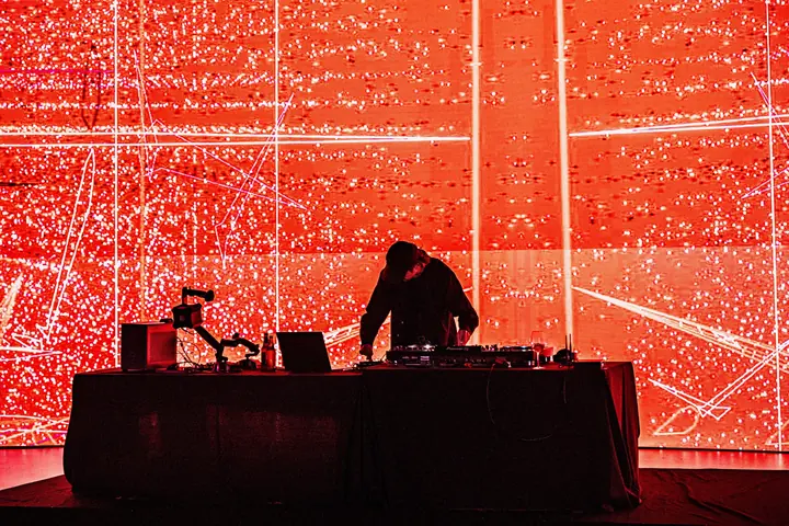 Daito Manabe “Phase Forms”(2025)