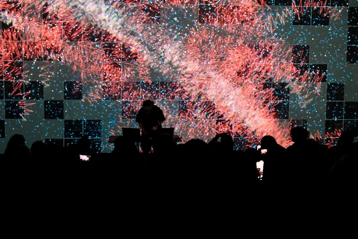 Daito Manabe “Phase Forms”(2025)