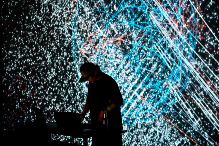 Daito Manabe “Phase Forms”(2025)