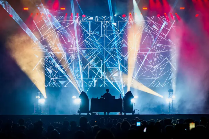 Daito Manabe “Phase Forms”(2025)