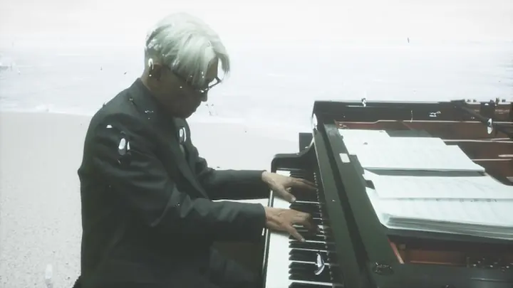 ryuichi-sakamoto-playing-the-piano-12122020