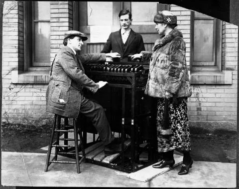Mary Elizabeth Hallock Greenewalt with her color organ Sarabet (ca. 1920)