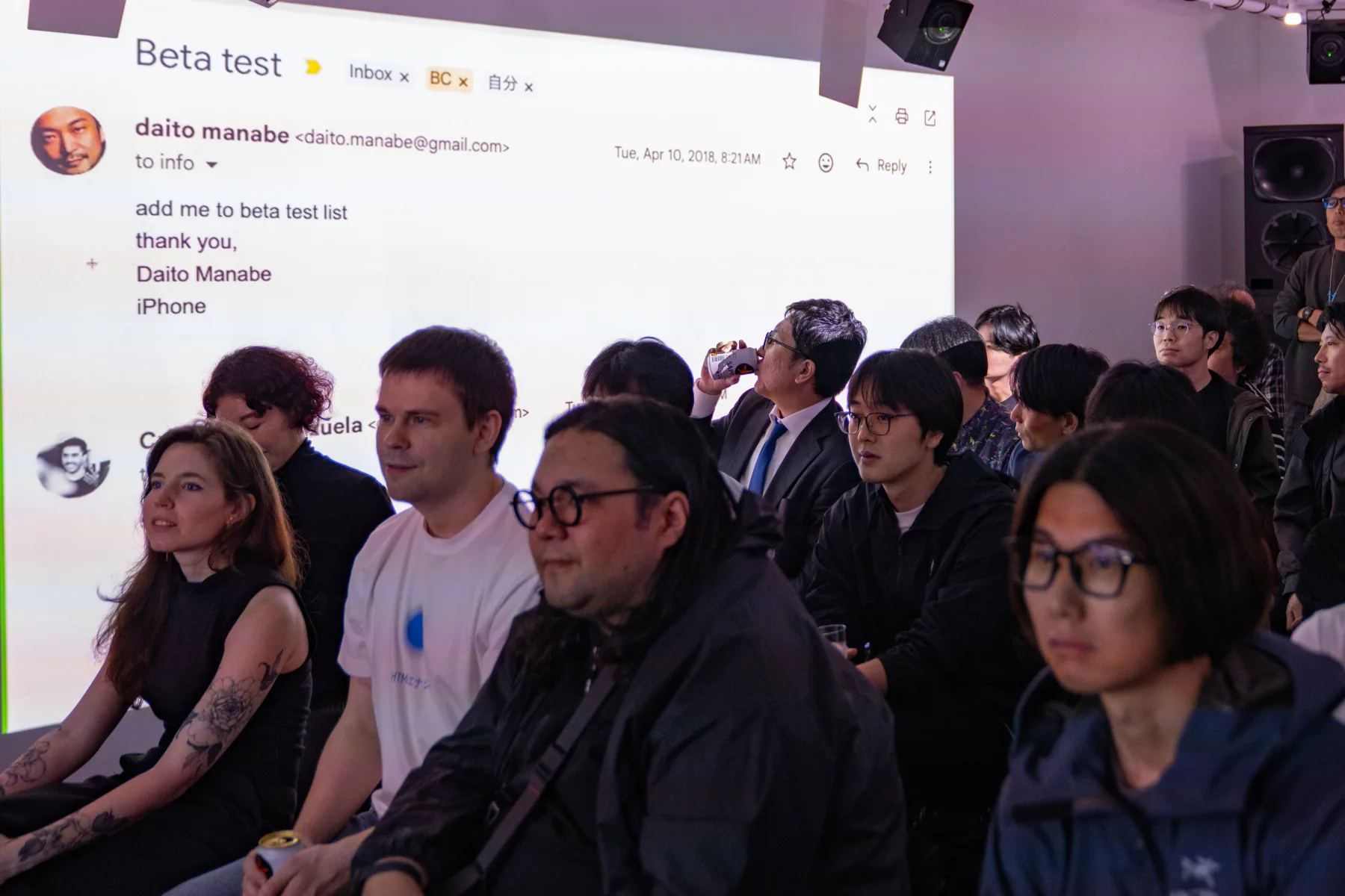 FIL会場で2018年のメッセージが投影される様子